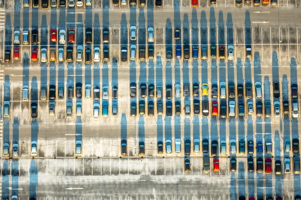 Luftaufnahme Dortmund - Parkplatz und Abstellfläche für Automobile in Dortmund im Bundesland Nordrhein-Westfalen, Deutschland