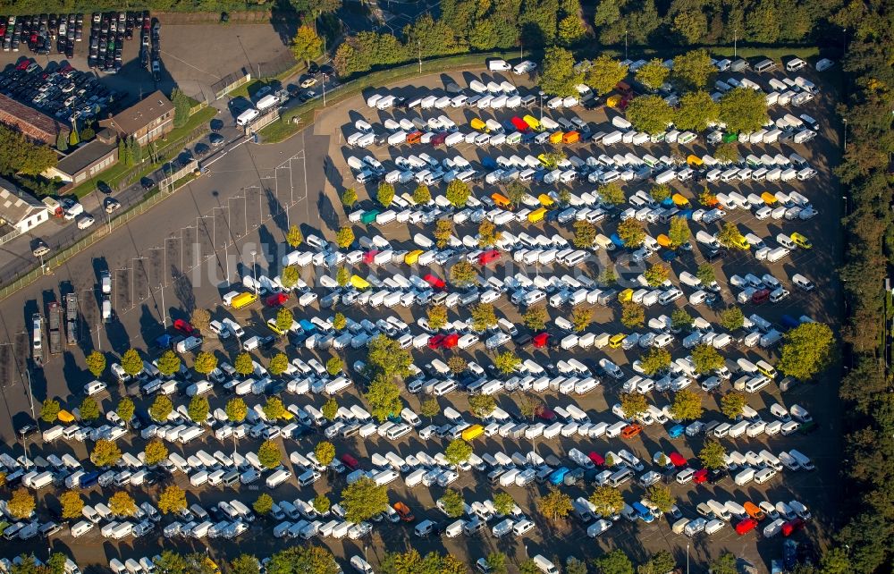 Düsseldorf aus der Vogelperspektive: Parkplatz und Abstellfläche für Automobile in Düsseldorf im Bundesland Nordrhein-Westfalen