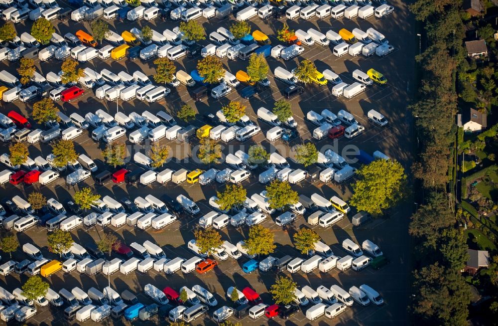 Luftbild Düsseldorf - Parkplatz und Abstellfläche für Automobile in Düsseldorf im Bundesland Nordrhein-Westfalen