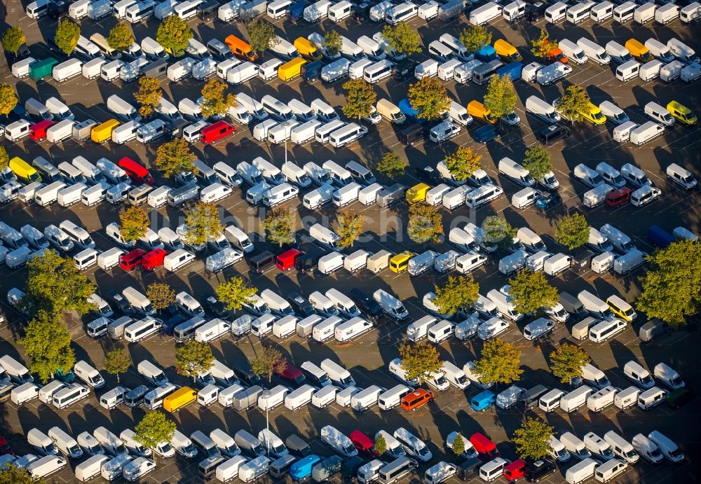 Luftaufnahme Düsseldorf - Parkplatz und Abstellfläche für Automobile in Düsseldorf im Bundesland Nordrhein-Westfalen