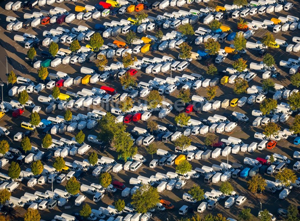 Düsseldorf von oben - Parkplatz und Abstellfläche für Automobile in Düsseldorf im Bundesland Nordrhein-Westfalen