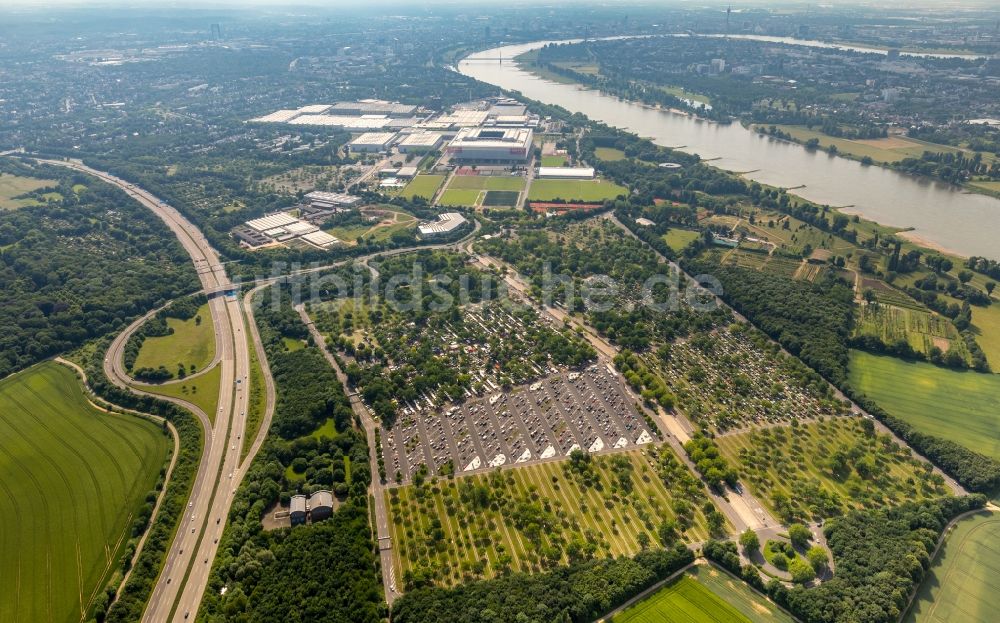 Luftbild Düsseldorf - Parkplatz und Abstellfläche für Automobile in Düsseldorf im Bundesland Nordrhein-Westfalen, Deutschland