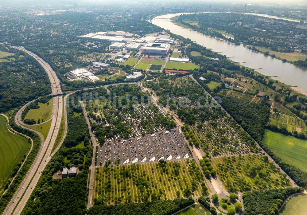 Luftaufnahme Düsseldorf - Parkplatz und Abstellfläche für Automobile in Düsseldorf im Bundesland Nordrhein-Westfalen, Deutschland