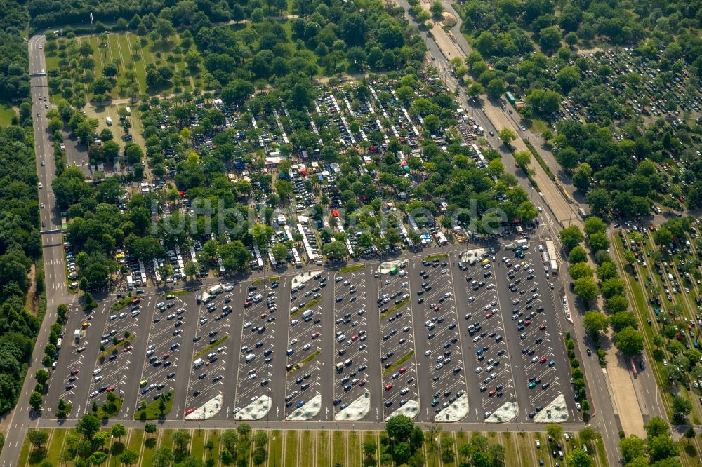 Düsseldorf von oben - Parkplatz und Abstellfläche für Automobile in Düsseldorf im Bundesland Nordrhein-Westfalen, Deutschland