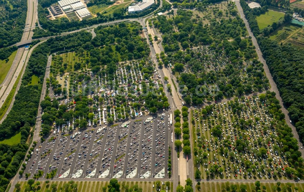 Luftbild Düsseldorf - Parkplatz und Abstellfläche für Automobile in Düsseldorf im Bundesland Nordrhein-Westfalen, Deutschland