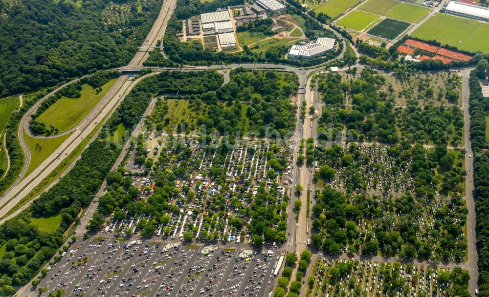 Düsseldorf von oben - Parkplatz und Abstellfläche für Automobile in Düsseldorf im Bundesland Nordrhein-Westfalen, Deutschland