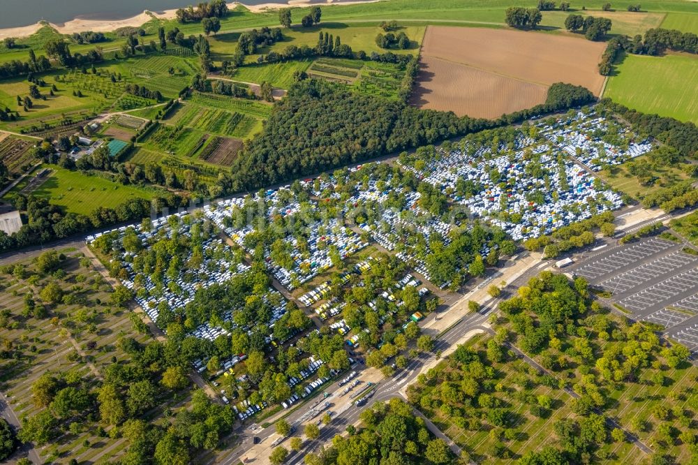 Luftbild Düsseldorf - Parkplatz und Abstellfläche für Automobile in Düsseldorf im Bundesland Nordrhein-Westfalen, Deutschland