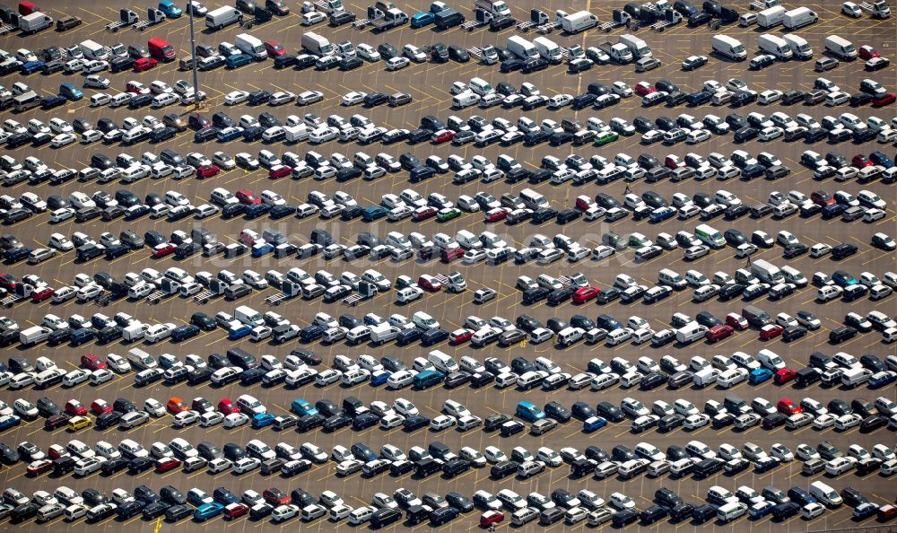 Luftaufnahme Duisburg - Parkplatz und Abstellfläche für Automobile in Duisburg im Bundesland Nordrhein-Westfalen