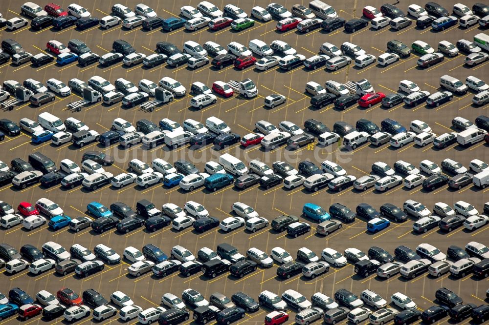 Duisburg von oben - Parkplatz und Abstellfläche für Automobile in Duisburg im Bundesland Nordrhein-Westfalen