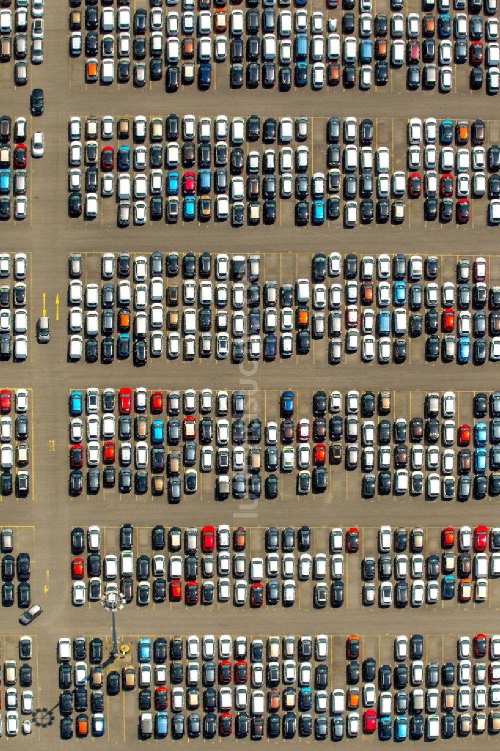 Luftbild Duisburg - Parkplatz und Abstellfläche für Automobile in Duisburg im Bundesland Nordrhein-Westfalen