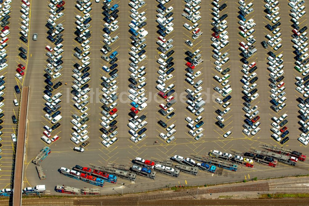 Duisburg von oben - Parkplatz und Abstellfläche für Automobile in Duisburg im Bundesland Nordrhein-Westfalen