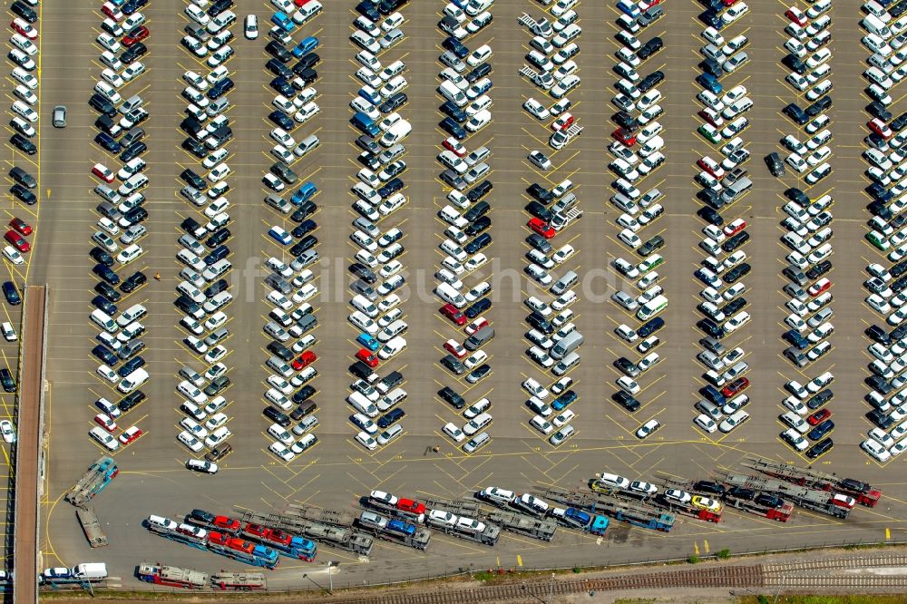 Duisburg aus der Vogelperspektive: Parkplatz und Abstellfläche für Automobile in Duisburg im Bundesland Nordrhein-Westfalen