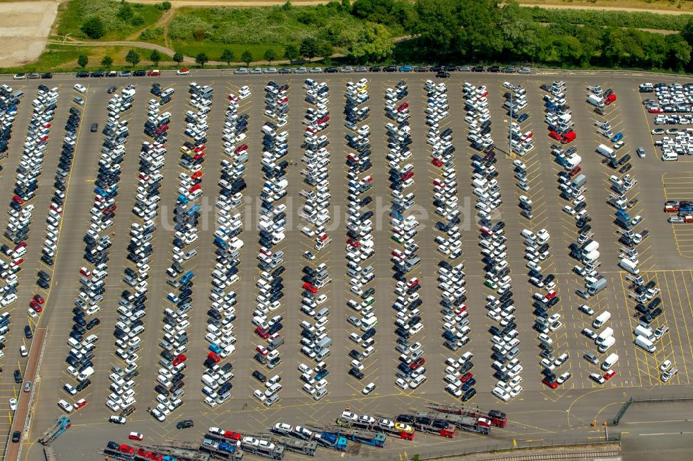 Duisburg von oben - Parkplatz und Abstellfläche für Automobile in Duisburg im Bundesland Nordrhein-Westfalen