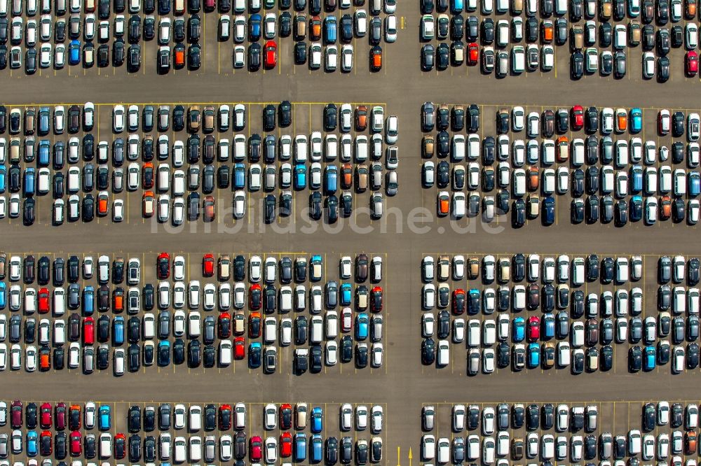 Duisburg von oben - Parkplatz und Abstellfläche für Automobile in Duisburg im Bundesland Nordrhein-Westfalen