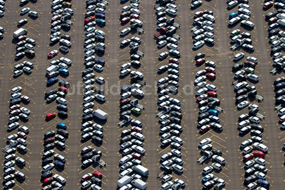 Luftaufnahme Duisburg - Parkplatz und Abstellfläche für Automobile in Duisburg im Bundesland Nordrhein-Westfalen