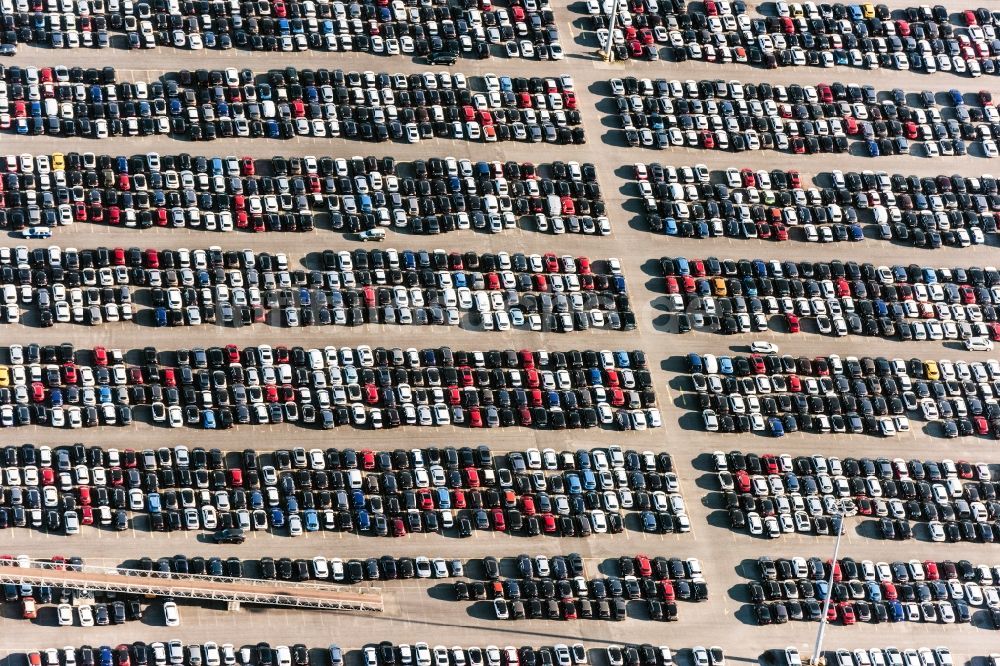 Duisburg von oben - Parkplatz und Abstellfläche für Automobile in Duisburg im Bundesland Nordrhein-Westfalen