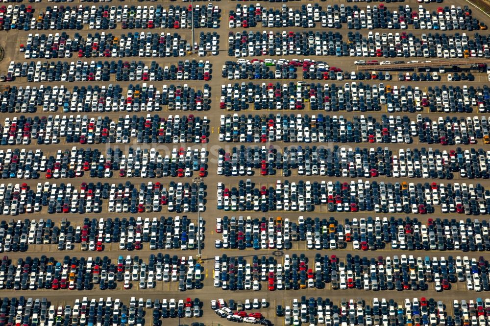 Duisburg aus der Vogelperspektive: Parkplatz und Abstellfläche für Automobile in Duisburg im Bundesland Nordrhein-Westfalen