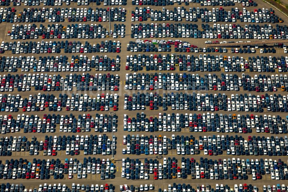 Luftbild Duisburg - Parkplatz und Abstellfläche für Automobile in Duisburg im Bundesland Nordrhein-Westfalen