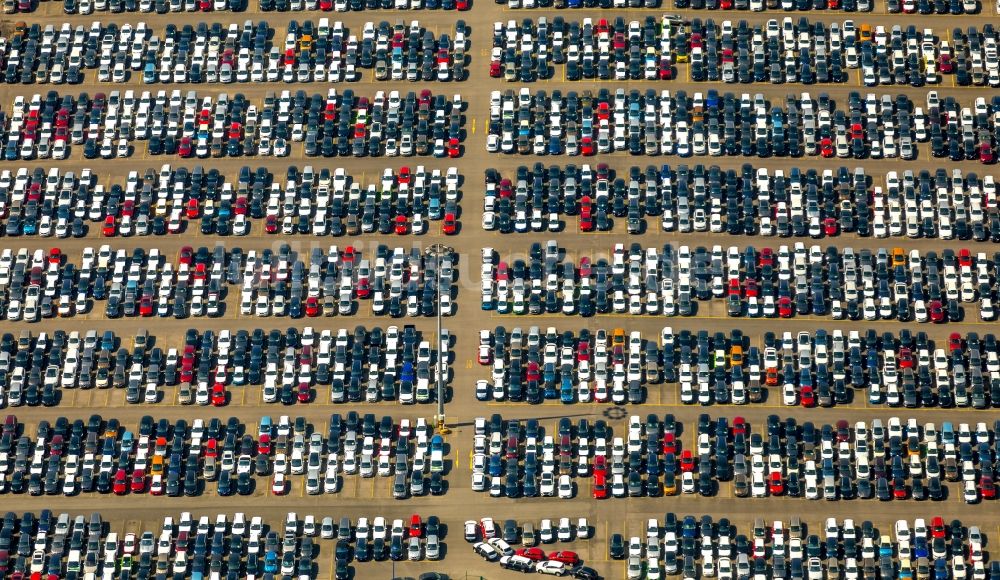 Luftaufnahme Duisburg - Parkplatz und Abstellfläche für Automobile in Duisburg im Bundesland Nordrhein-Westfalen