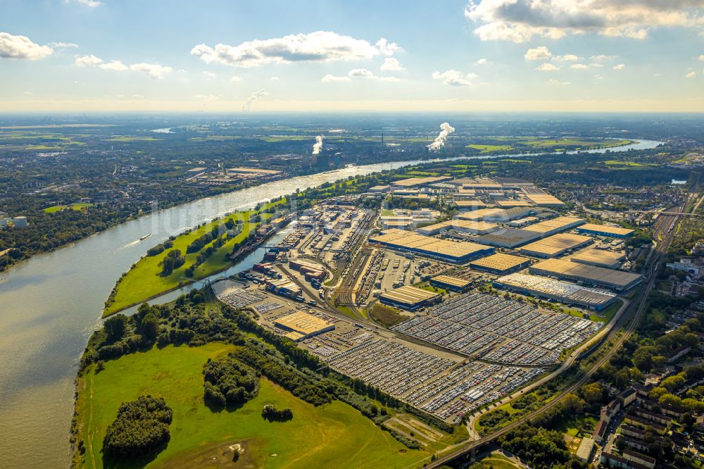 Duisburg von oben - Parkplatz und Abstellfläche für Automobile in Duisburg im Bundesland Nordrhein-Westfalen