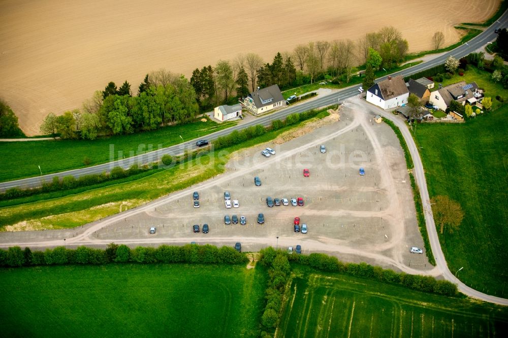 Ennepetal von oben - Parkplatz und Abstellfläche für Automobile in Ennepetal im Bundesland Nordrhein-Westfalen