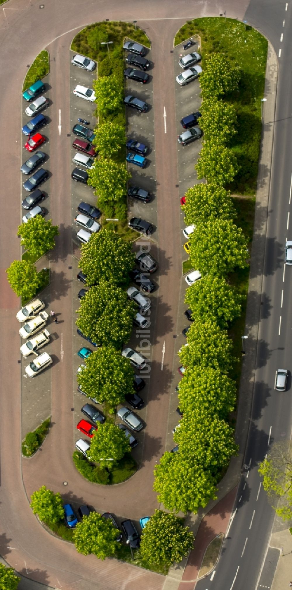 Erkrath aus der Vogelperspektive: Parkplatz und Abstellfläche für Automobile in Erkrath im Bundesland Nordrhein-Westfalen