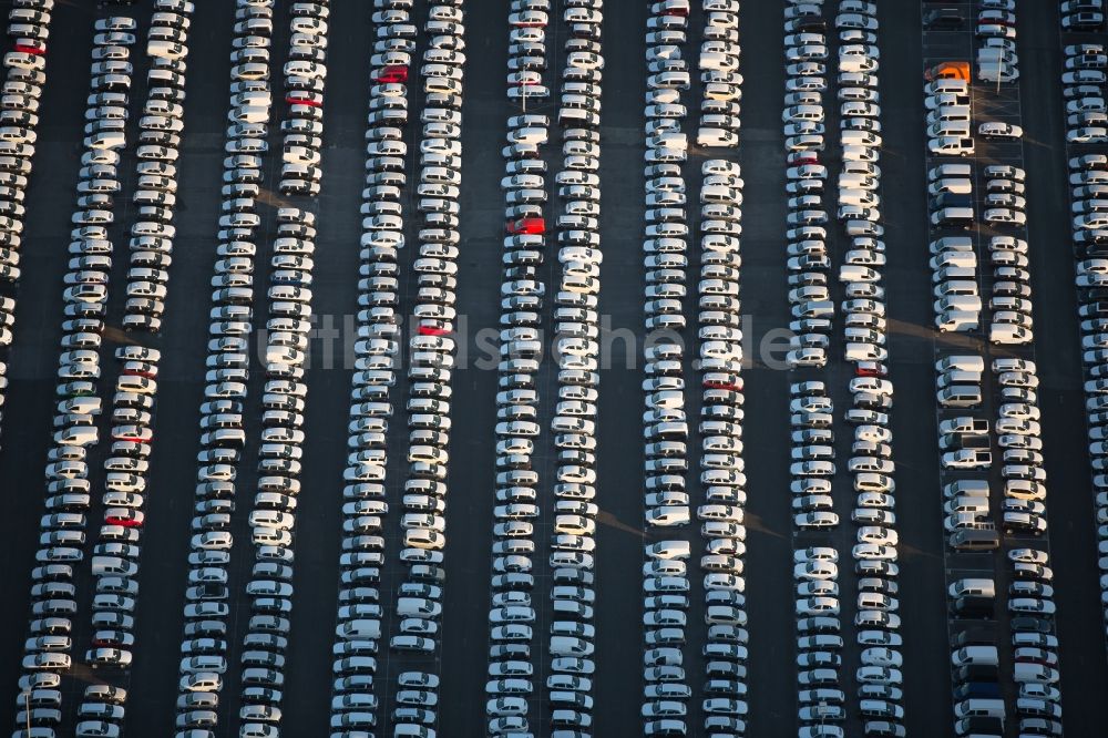 Essen von oben - Parkplatz und Abstellfläche für Automobile in Essen im Bundesland Nordrhein-Westfalen