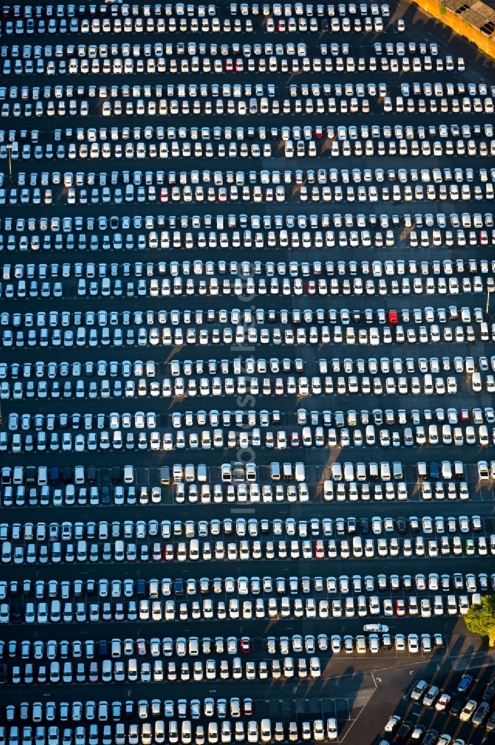 Essen von oben - Parkplatz und Abstellfläche für Automobile in Essen im Bundesland Nordrhein-Westfalen