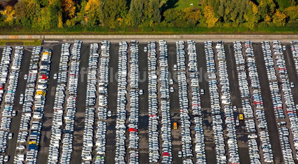 Essen aus der Vogelperspektive: Parkplatz und Abstellfläche für Automobile in Essen im Bundesland Nordrhein-Westfalen