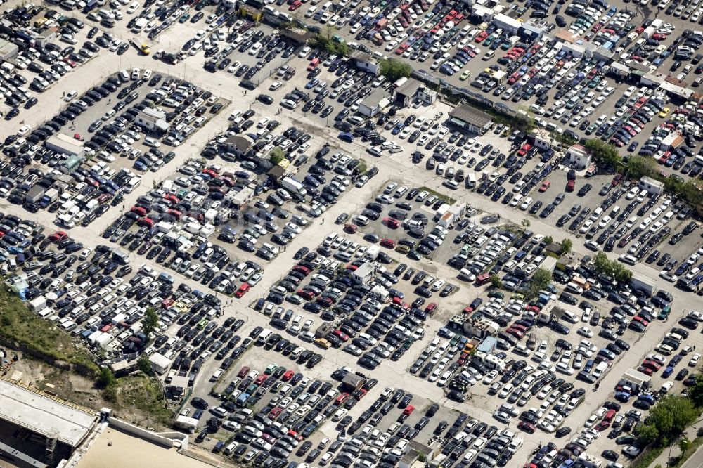 Berlin von oben - Parkplatz und Abstellfläche für Automobile des Export- Autohandels und Gewerbegebietes an der Köpenicker Landstraße im Stadtteil Niederschöneweide in Berlin