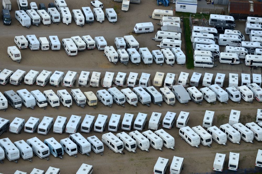 Kremmin von oben - Parkplatz und Abstellfläche für Automobile der Firma Caravan-Wendt in Kremmin im Bundesland Mecklenburg-Vorpommern