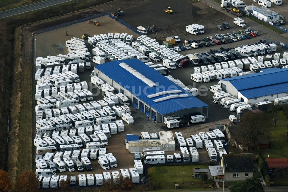 Kremmin aus der Vogelperspektive: Parkplatz und Abstellfläche für Automobile der Firma Caravan-Wendt in Kremmin im Bundesland Mecklenburg-Vorpommern