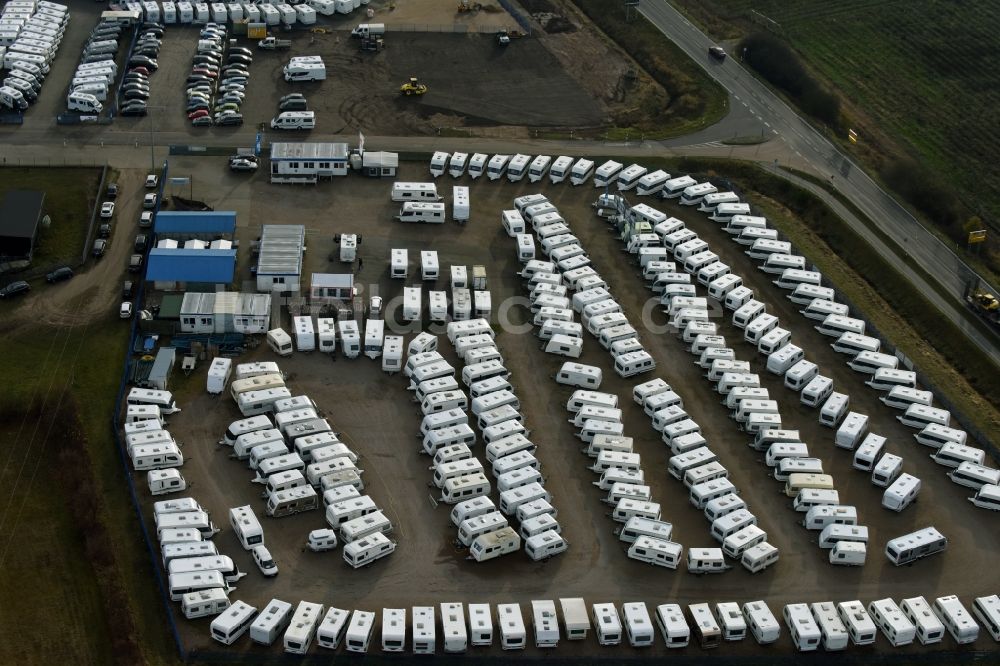 Luftaufnahme Kremmin - Parkplatz und Abstellfläche für Automobile der Firma Caravan-Wendt in Kremmin im Bundesland Mecklenburg-Vorpommern