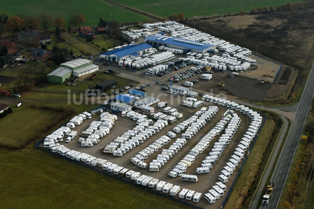 Kremmin aus der Vogelperspektive: Parkplatz und Abstellfläche für Automobile der Firma Caravan-Wendt in Kremmin im Bundesland Mecklenburg-Vorpommern