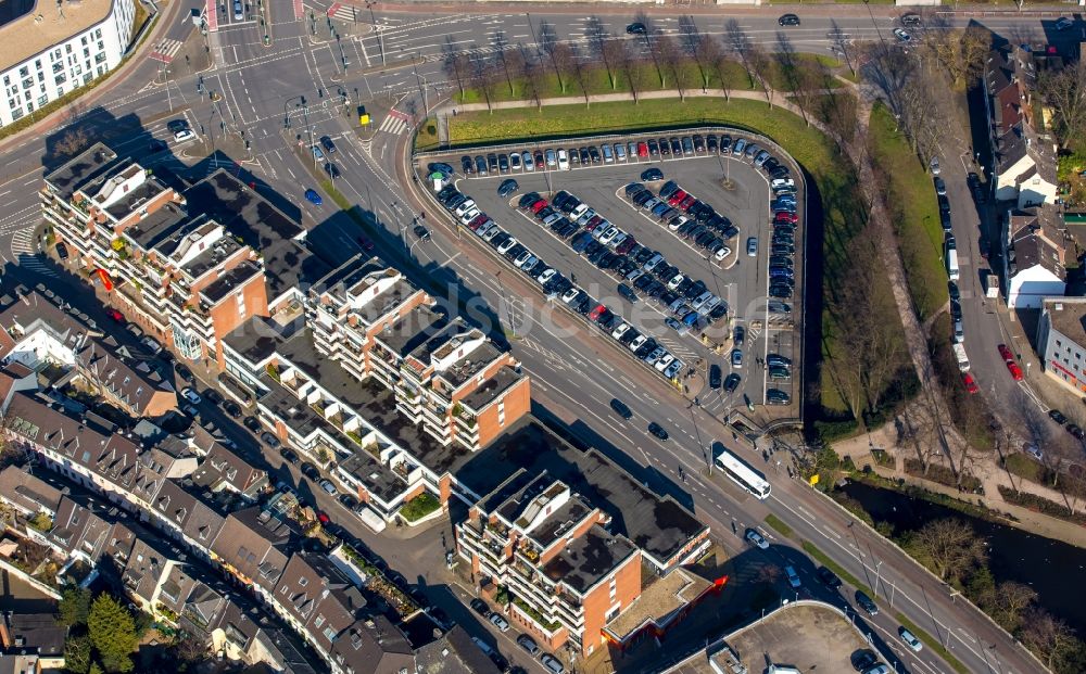 Luftaufnahme Moers - Parkplatz und Abstellfläche für Automobile gegenüber des Wallzentrum am Neuen Wall in Moers im Bundesland Nordrhein-Westfalen