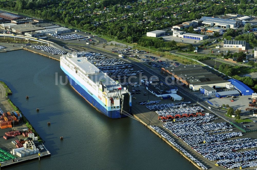 Luftbild Bremerhaven - Parkplatz und Abstellfläche für Automobile am Hafen Kai der RoRo Fähre in Bremerhaven