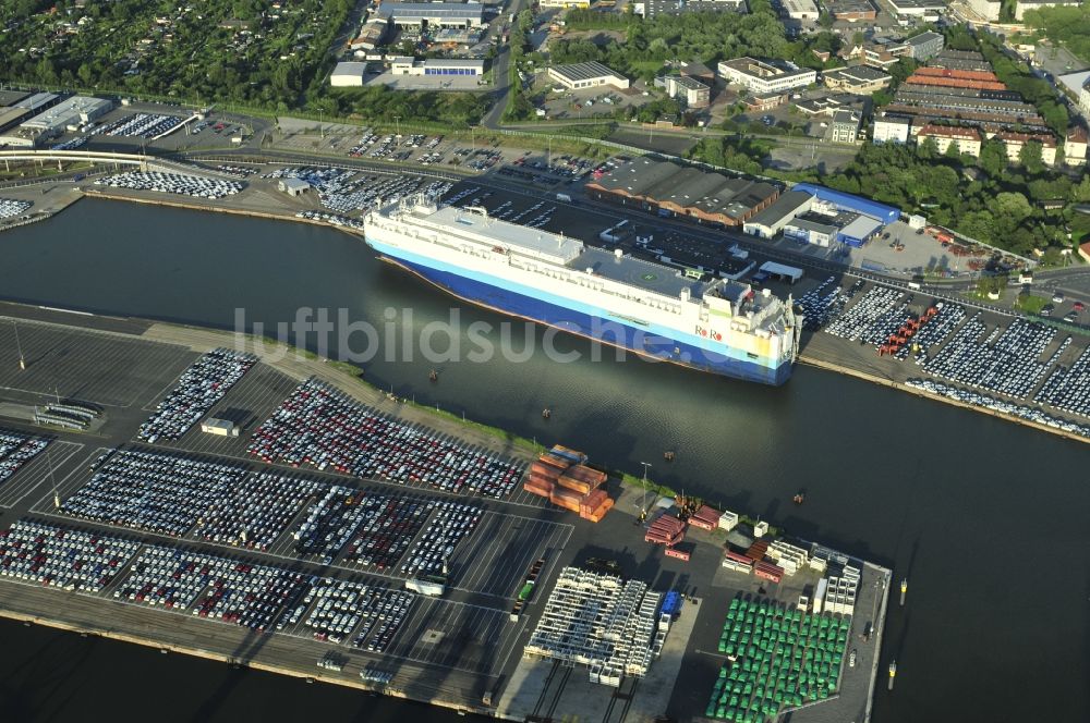 Luftaufnahme Bremerhaven - Parkplatz und Abstellfläche für Automobile am Hafen Kai der RoRo Fähre in Bremerhaven