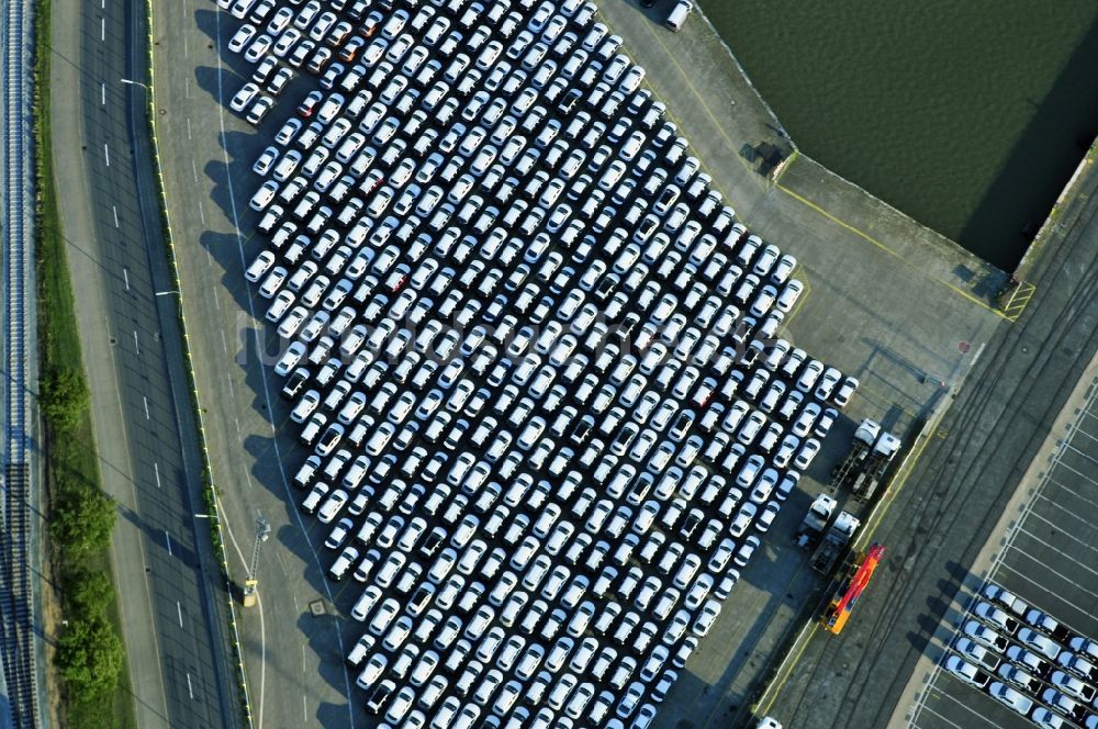 Bremerhaven von oben - Parkplatz und Abstellfläche für Automobile am Hafen Kai der RoRo Fähre in Bremerhaven