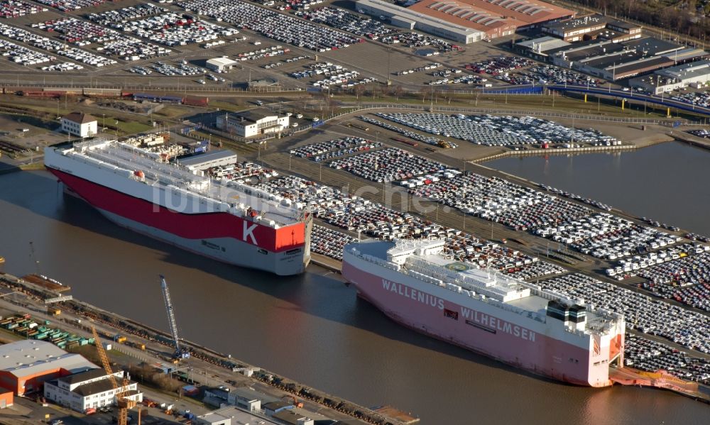 Bremerhaven von oben - Parkplatz und Abstellfläche für Automobile am Hafen Kai der RoRo Fähre in Bremerhaven