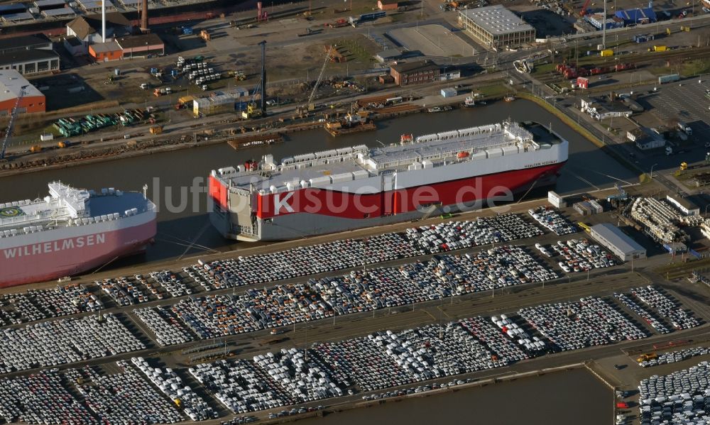 Bremerhaven aus der Vogelperspektive: Parkplatz und Abstellfläche für Automobile am Hafen Kai der RoRo Fähre in Bremerhaven