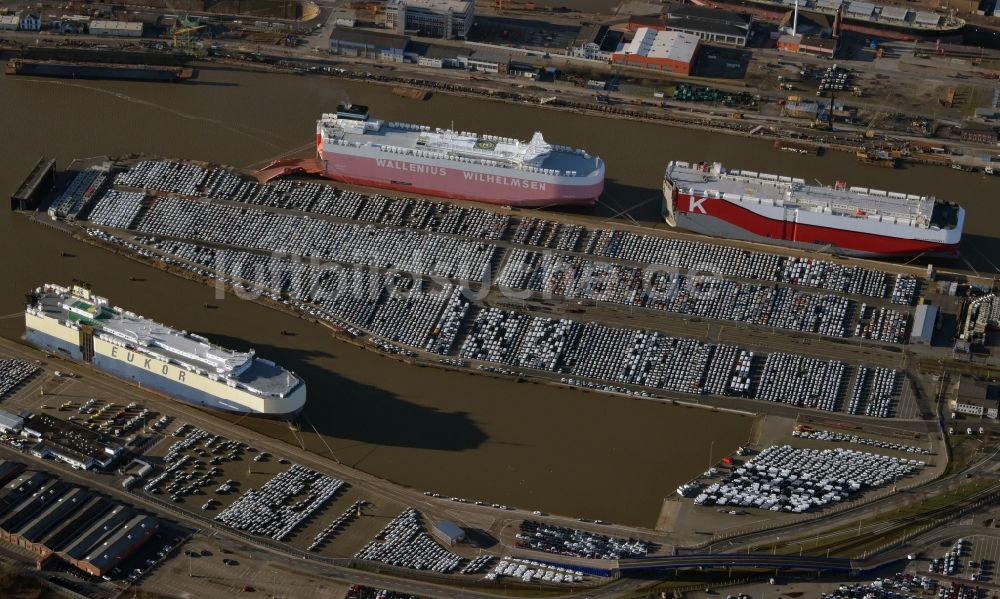 Luftbild Bremerhaven - Parkplatz und Abstellfläche für Automobile am Hafen Kai der RoRo Fähre in Bremerhaven