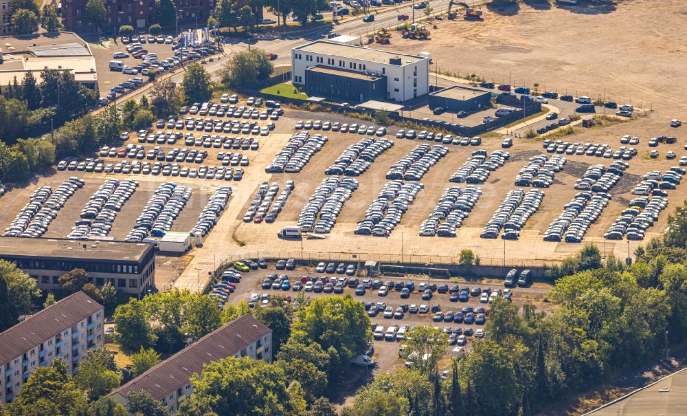 Hattingen von oben - Parkplatz und Abstellfläche für Automobile in Hattingen im Bundesland Nordrhein-Westfalen, Deutschland