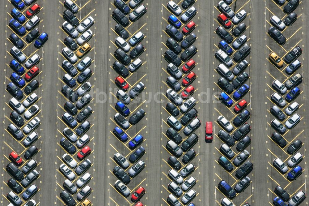 Kelheim von oben - Parkplatz und Abstellfläche für Automobile in Kelheim im Bundesland Bayern