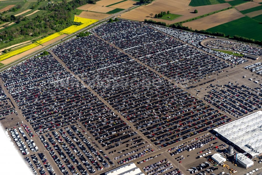 Luftaufnahme Kippenheim - Parkplatz und Abstellfläche für Automobile in Kippenheim im Bundesland Baden-Württemberg