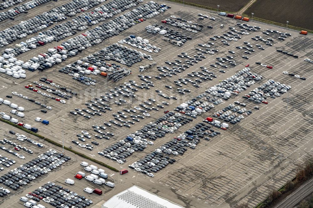 Kippenheim von oben - Parkplatz und Abstellfläche für Automobile in Kippenheim im Bundesland Baden-Württemberg