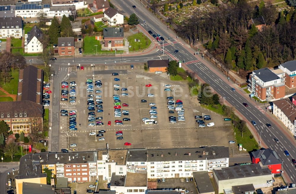 Moers aus der Vogelperspektive: Parkplatz und Abstellfläche für Automobile an der Knappschaftsstraße im Stadtzentrum von Moers im Bundesland Nordrhein-Westfalen