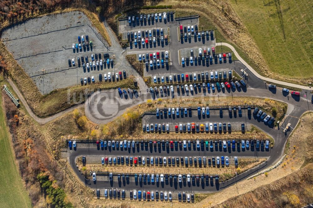 Luftaufnahme Lüdenscheid - Parkplatz und Abstellfläche für Automobile in Lüdenscheid im Bundesland Nordrhein-Westfalen, Deutschland