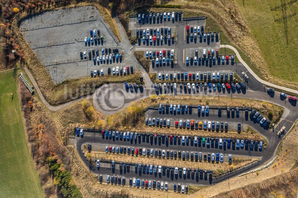 Lüdenscheid von oben - Parkplatz und Abstellfläche für Automobile in Lüdenscheid im Bundesland Nordrhein-Westfalen, Deutschland