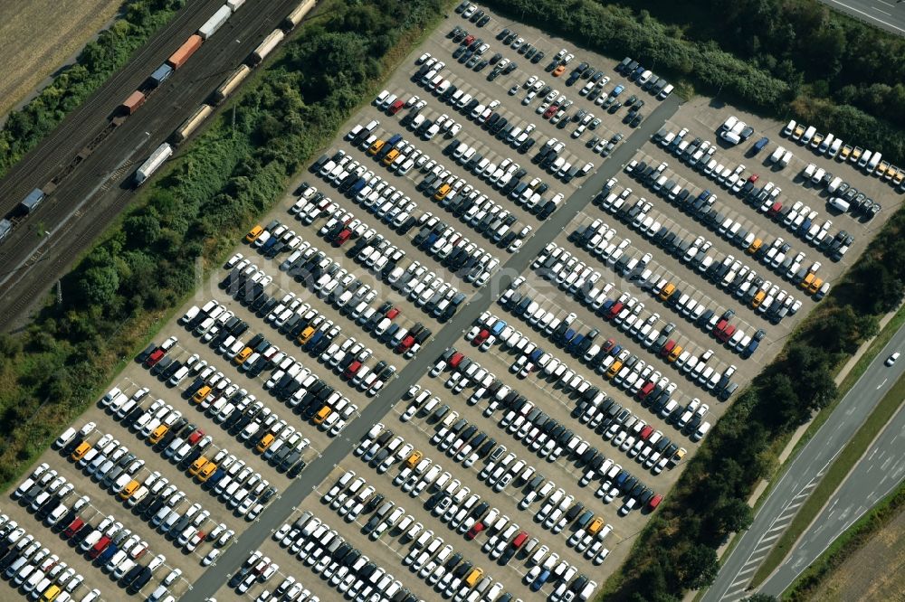 Lehrte von oben - Parkplatz und Abstellfläche für Automobile in Lehrte im Bundesland Niedersachsen