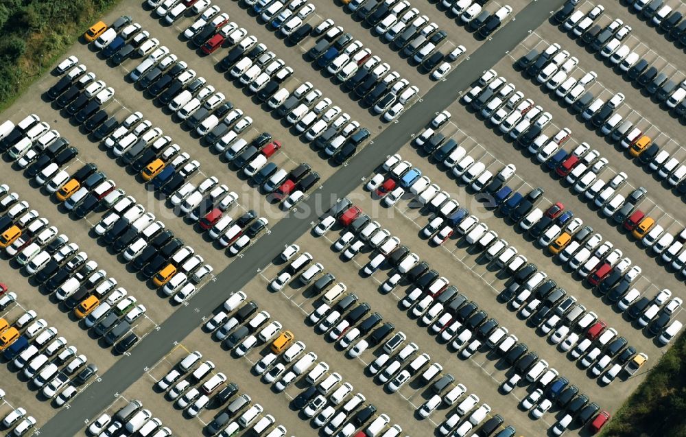 Lehrte aus der Vogelperspektive: Parkplatz und Abstellfläche für Automobile in Lehrte im Bundesland Niedersachsen